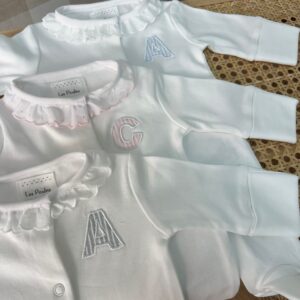 Pijama con inicial bordada