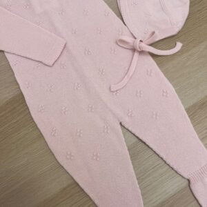 Pelele enterizo de punto rosa con capota a juego