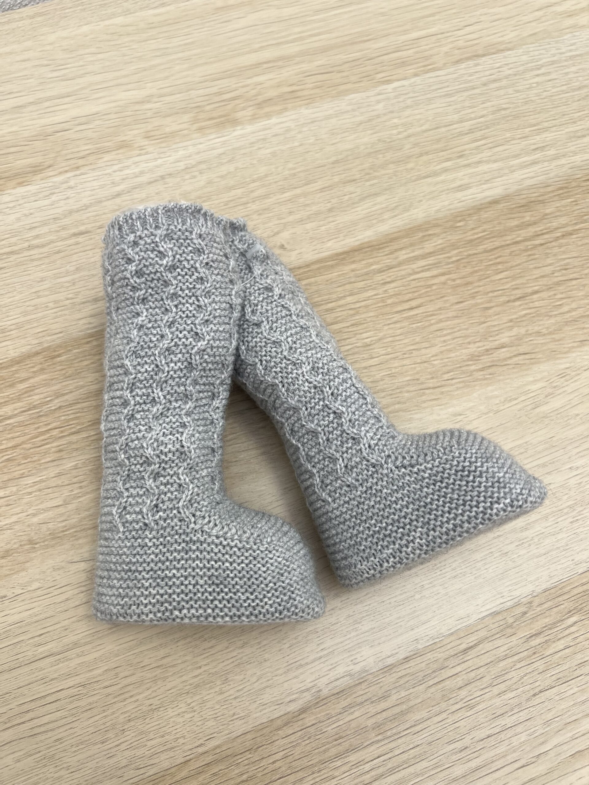 Botas de punto gris