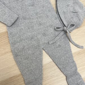 Pelele enterizo de punto gris con capota a juego